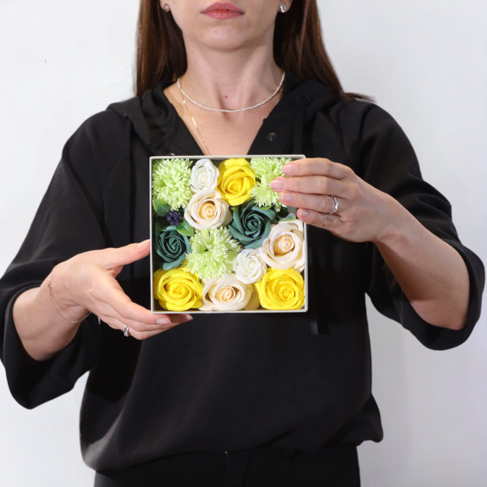 Celebraciones de Primavera - Amarillo y Verdes Caja Regalo Cuadrada Flores Jabón