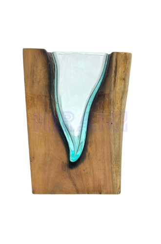 Jarrón de arte en forma de V de vidrio fundido sobre madera